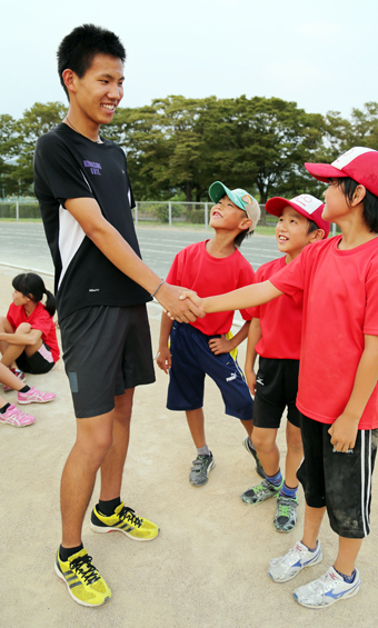 陸上教室の子どもたちを励ます中谷圭祐さん