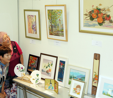 図書館ギャラリーで開催中の和紙ちぎり絵展