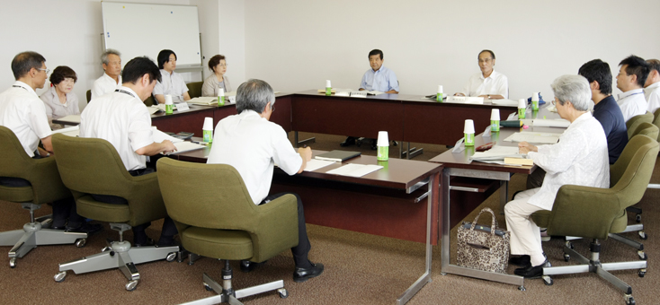 市長給与は「減額」、議員報酬は「現状維持」の方向性を固めた特別職報酬等審議会