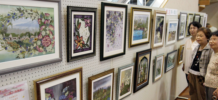 個性豊かな作品が並ぶ押し花作品展