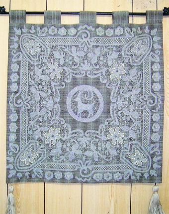 ウクライナで開かれる国際平和美術展へ出品するタペストリー