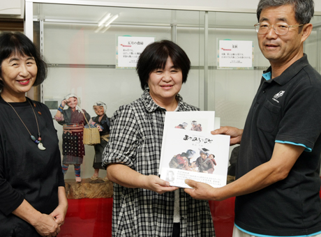 リニューアル以来1万人目の入館者となった丑谷真知子さん=中央