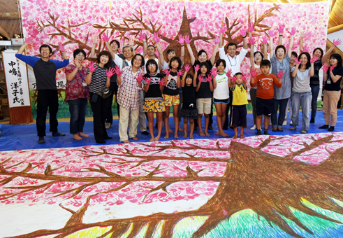 一つ一つの花に祈りを込めて描いた「命の一本桜」