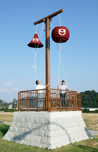 坂越の県民交流広場に完成した「とうろん台」の復元モニュメント