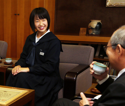 県最優秀賞と全国大会出場決定を豆田正明市長に報告する松本優香さん