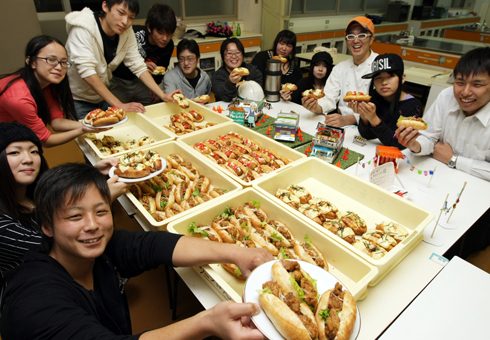 義士祭での販売へ向けて商品化が進む赤穂高定時制の創作パン