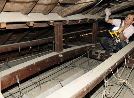 赤穂神社時代の柱や梁を確認した赤穂カトリック教会の構造調査