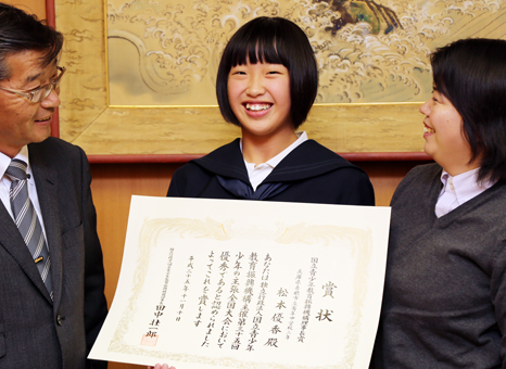 「少年の主張全国大会」入賞の喜びを色波亨校長と福田裕子教諭に報告する松本優香さん