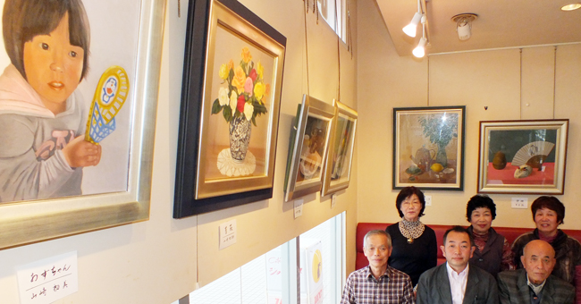 赤穂絵画同好会の油彩画展と会員のみなさん