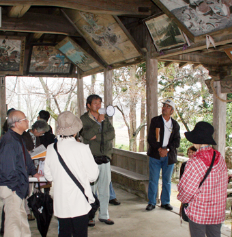 相生市内にある義士ゆかりのスポットを見学した史跡探訪会