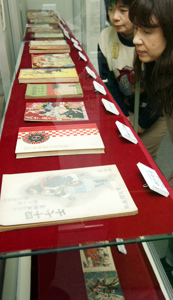 忠臣蔵をテーマにした読物や絵本が展示されている企画展「マンガから見る忠臣蔵世相」