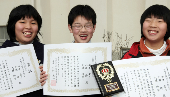 審査員特別賞を受賞した=右から=田中愛乃さん、小國伶君、大塚怜奈さん