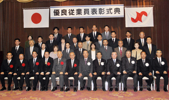 赤穂商工会議所主催で行われた平成25年度優良従業員表彰=商議所提供