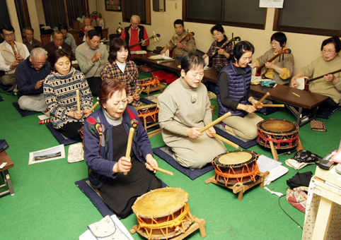 29年ぶりの開催へ向けて熱心に鳴り物練習する地域住民のみなさん