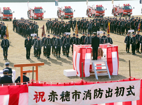 消防関係者が一堂に集まって防火を誓った消防出初式