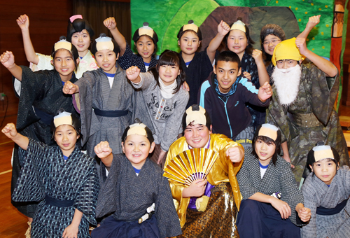創作劇上演へ気持ちを合わせる有年小6年生