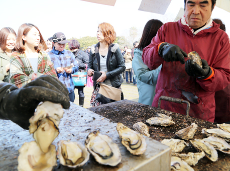 2万人の人出で盛況だった「赤穂かきまつり」