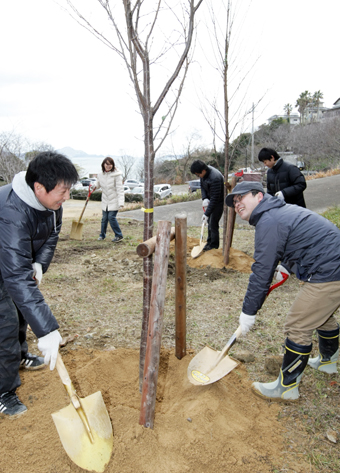 今年も行われた市職員互助会によるソメイヨシノの植樹奉仕