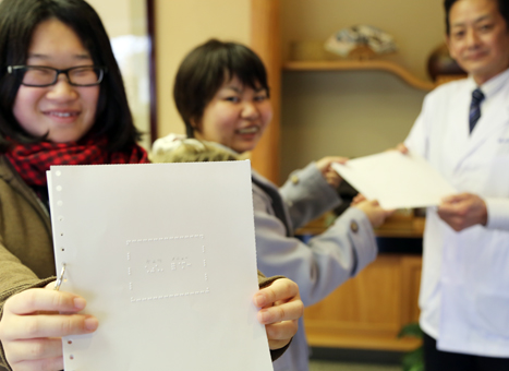 点字メニューを手渡した関西福祉大学の点訳サークル