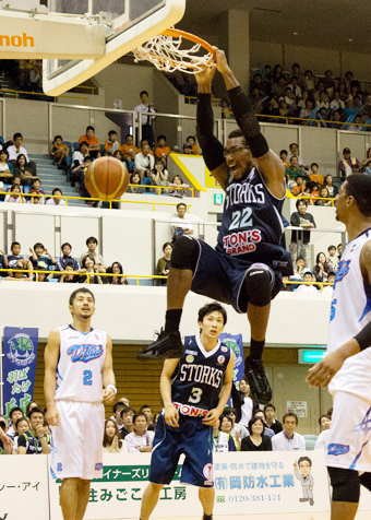 チームの得点源、カール・ホールのダンクシュート