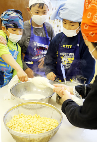 自分たちで栽培した大豆から豆腐を作る子どもたち