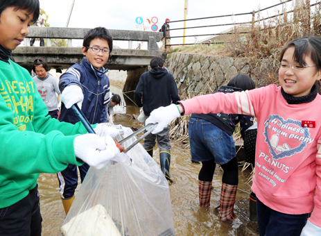 学校そばの加里屋川を清掃奉仕した赤穂小6年生