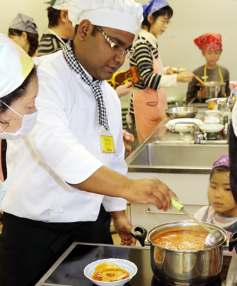 インド人シェフから本場の味を教わった料理教室