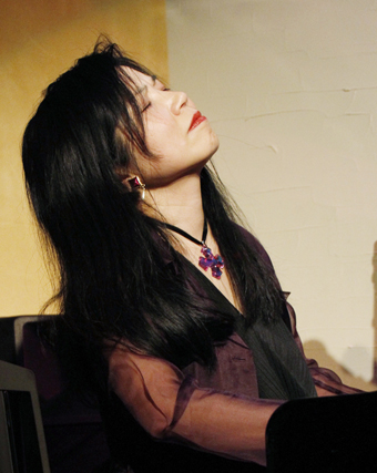 赤穂観光大使だった野村正樹さんへの追悼を込めてライブを開くマーサさん