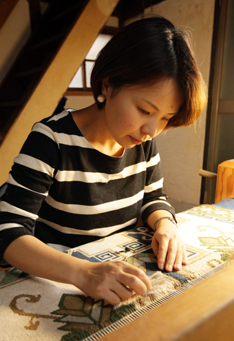 赤穂緞通の作家を目指して制作に励む阪上梨恵さん