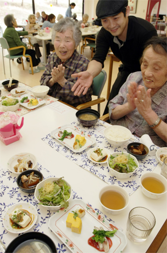 施設にいながら外食メニューを味わった飲食店出張サービス