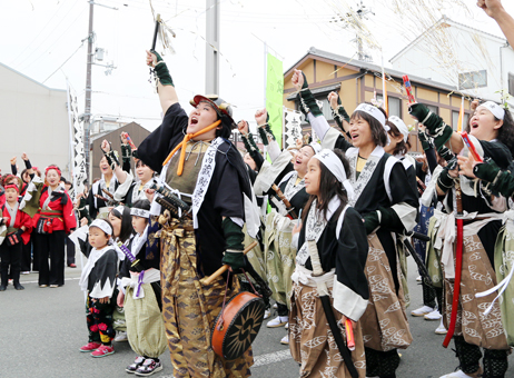 威勢良く勝どきを上げた女人義士行列