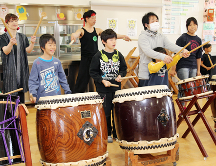 「タイガーマスク」から贈られ、演奏体験も楽しんだ和太鼓演奏会