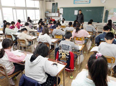 赤穂市内の各校でも一斉実施された「全国学力・学習状況調査」=赤穂小学校