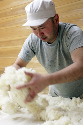 真剣な眼差しで麹造りに精を出す岩渕徹さん。麹の善し悪しが酒の質を大きく左右する。