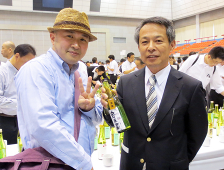 3年連続の金賞に輝いた昨年の全国新酒鑑評会で奥藤利文社長(右)と
