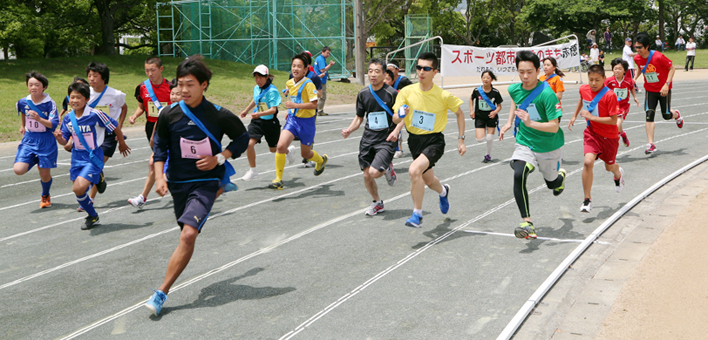 タスキを肩に掛けて勢いよくスタートを切る第一走者たち
