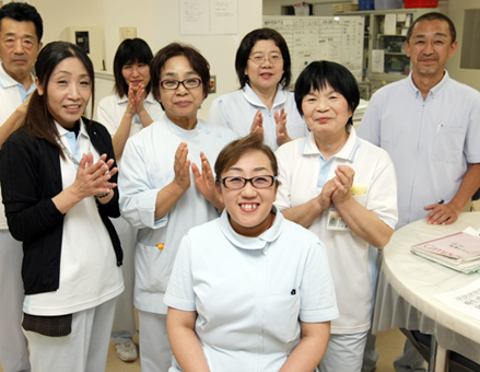 看護主任として働く職場で同僚のみなさんと=中央が小林さん