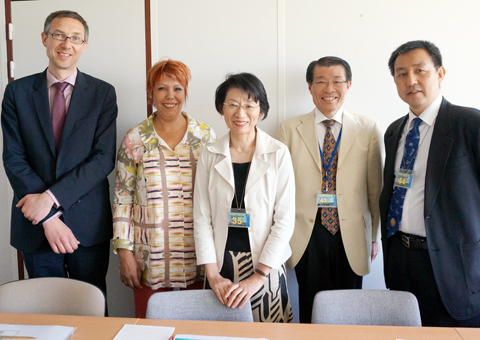 パリのユネスコ本部を訪問したJAM代表の塩飽隆子さん=中央=と事務局長の康正さん=右から2人目=。左端がアレクサンダー・ライヒトESD担当課長