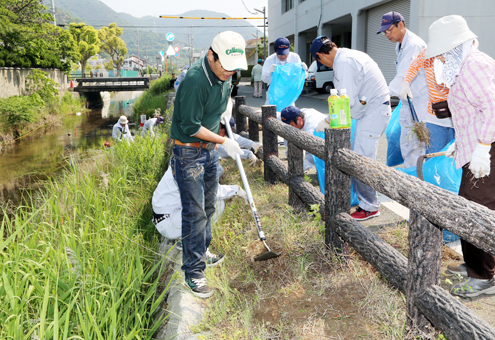 地域住民たちの手で行われた加里屋川清掃