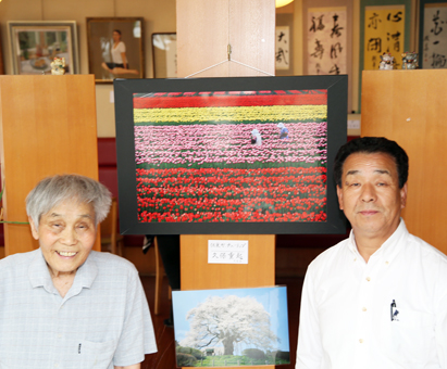 友人6人の作品展を開いている久保重起会長(右)と山本丞さん