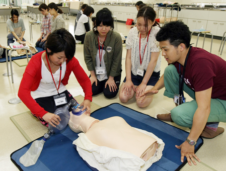 医療現場で求められる救命処置の手法を学ぶ関西福祉大学の看護学部生
