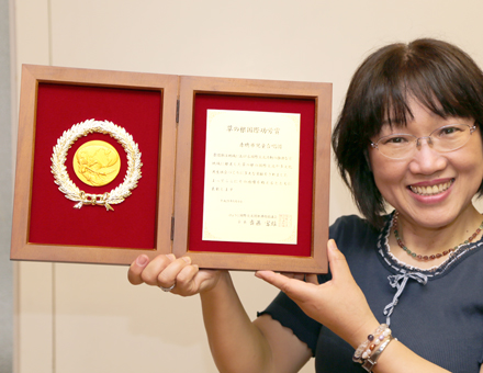 赤穂市児童合唱団に贈られた「草の根国際功労賞」の表彰プレート