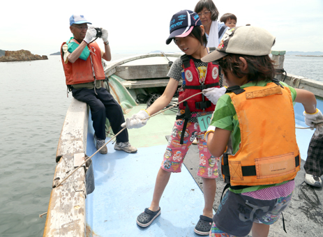 仕掛けのかご網を引き揚げたアナゴ漁体験ツアー