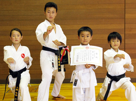 空手道の全国大会出場を決めた三村泰生君=右から2人目=ら拳義館の4選手