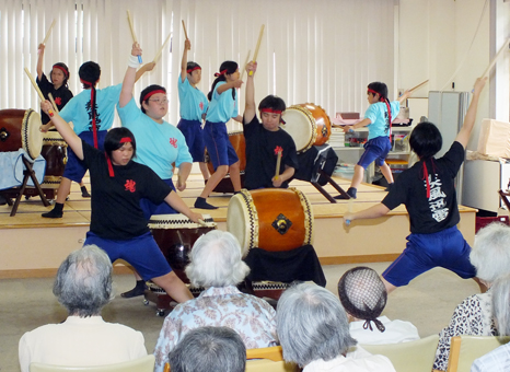 高齢者福祉施設を演奏慰問した坂越中の和太鼓部