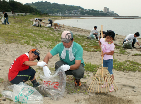 ３年ぶりの海水浴場開設へ向け、市民も参加して行われた清掃ボランティア大作戦