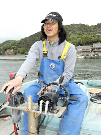 坂越でカキ養殖を修業中の井川翔太さん