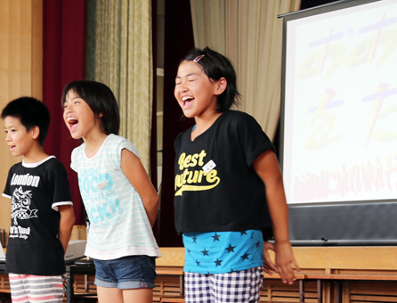 「たすけて〜」と大声で助けを呼ぶ練習も行った安全安心教室