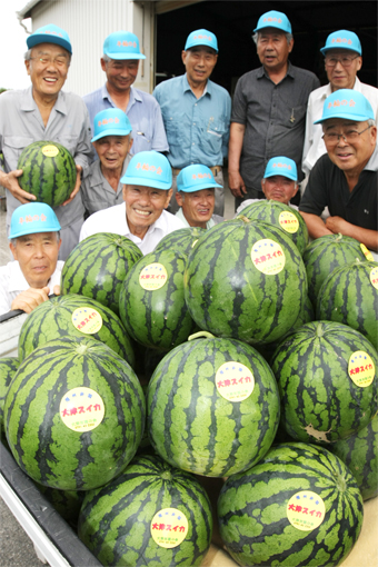 みずみずしい甘さが好評の「大津スイカ」と栽培した「大津年輪の会」のみなさん