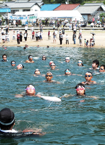 泳いで生島を往復した坂越小の海洋訓練